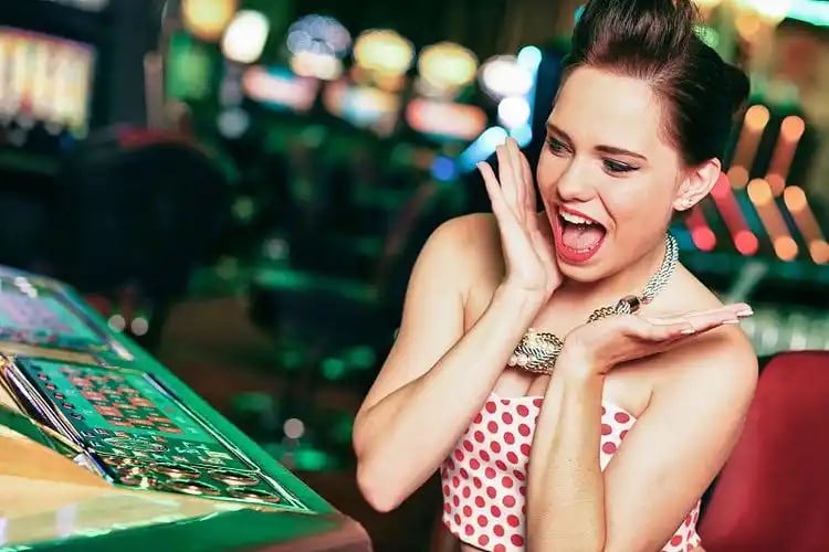 Permainan Qiu Qiu dengan dealer langsung di 888 gaming menampilkan kartu dan meja permainan profesional